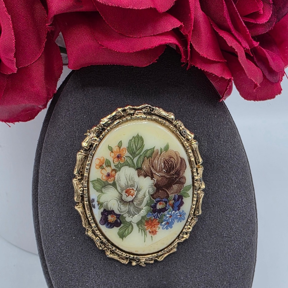 Vintage Floral Oval Brooch Gold Tone Ornate Frame Victorian Style Cream Bouquet
